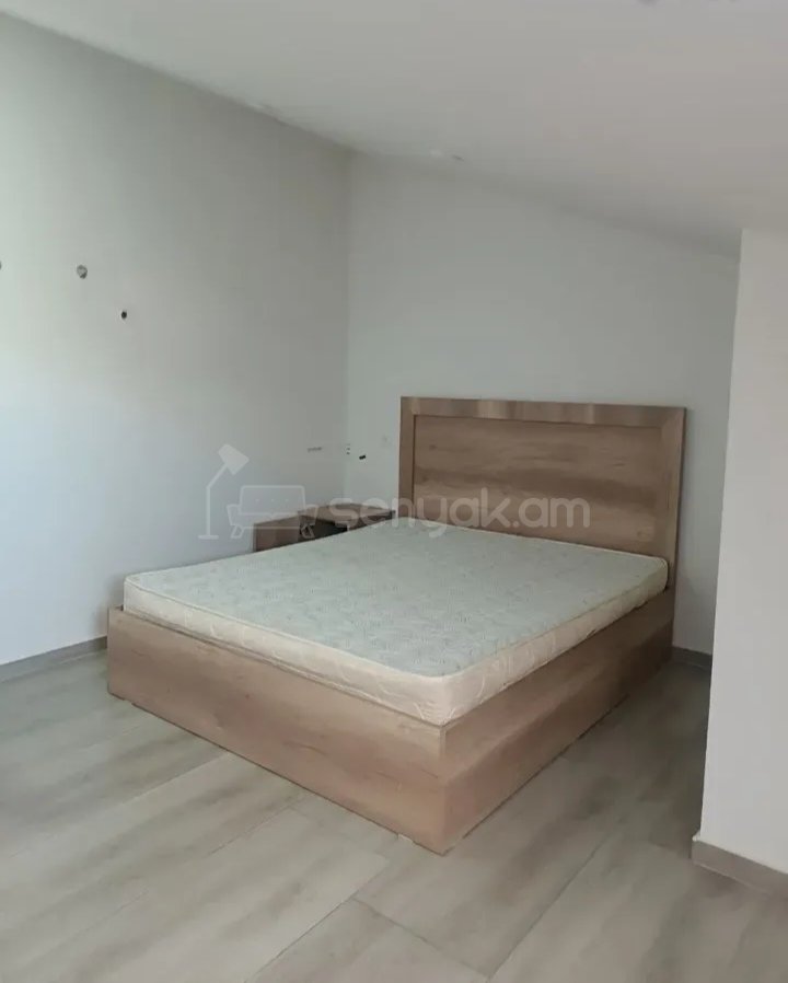 3 Սենյականոց Բնակարան Քարե Շենքում, 90քմ, 4/4 հարկ, Նորմալ Վիճակում, Կահավորված