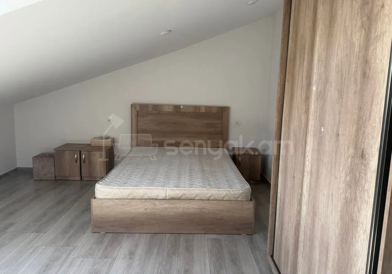 3 Սենյականոց Բնակարան Քարե Շենքում, 90քմ, 4/4 հարկ, Նորմալ Վիճակում, Կահավորված