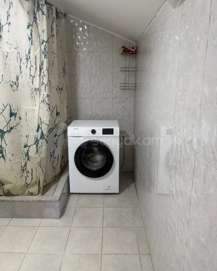 3 Սենյականոց Բնակարան Քարե Շենքում, 90քմ, 4/4 հարկ, Նորմալ Վիճակում, Կահավորված