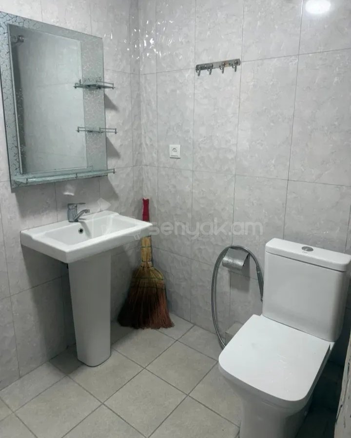 3 Սենյականոց Բնակարան Քարե Շենքում, 90քմ, 4/4 հարկ, Նորմալ Վիճակում, Կահավորված