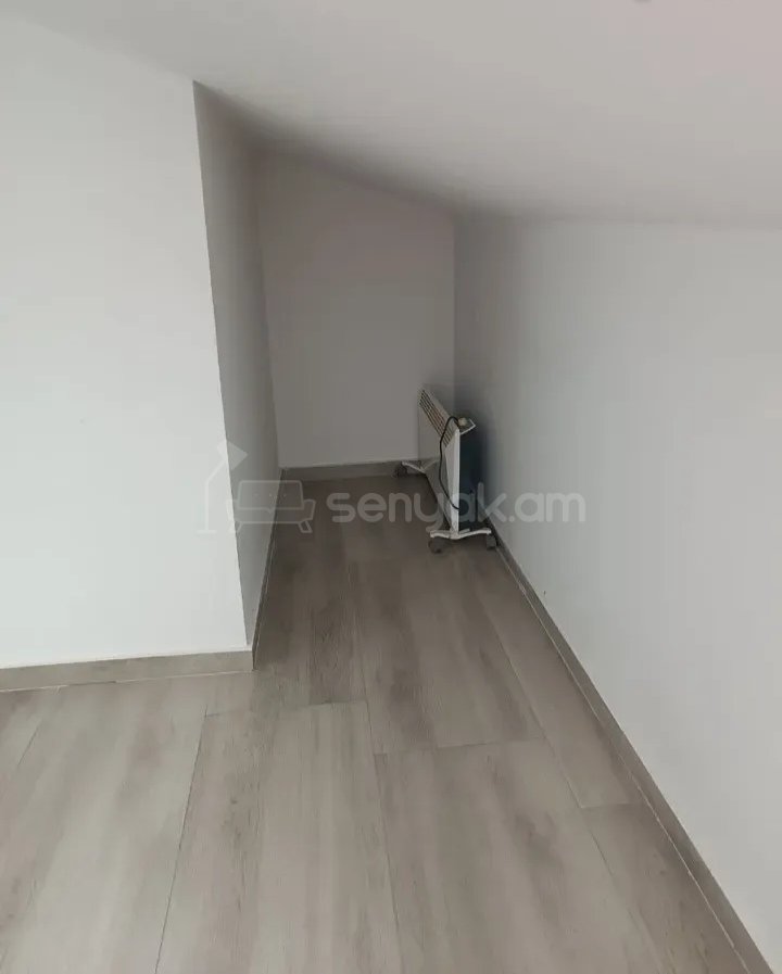 3 Սենյականոց Բնակարան Քարե Շենքում, 90քմ, 4/4 հարկ, Նորմալ Վիճակում, Կահավորված