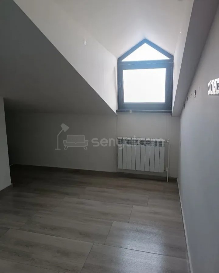 3 Սենյականոց Բնակարան Քարե Շենքում, 90քմ, 4/4 հարկ, Նորմալ Վիճակում, Կահավորված