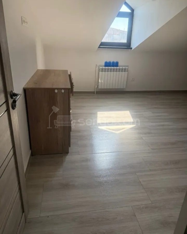 3 Սենյականոց Բնակարան Քարե Շենքում, 90քմ, 4/4 հարկ, Նորմալ Վիճակում, Կահավորված