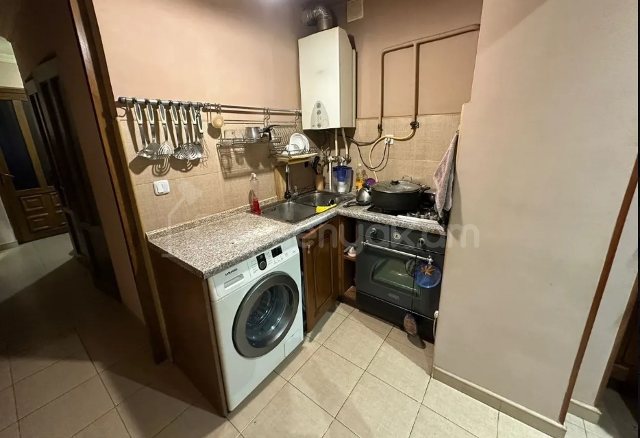 3 Սենյականոց Բնակարան Քարե Շենքում, 72քմ, 4/5 հարկ, Կապիտալ Վերանորոգված