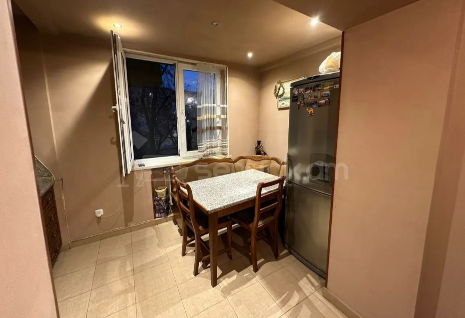 3 Սենյականոց Բնակարան Քարե Շենքում, 72քմ, 4/5 հարկ, Կապիտալ Վերանորոգված