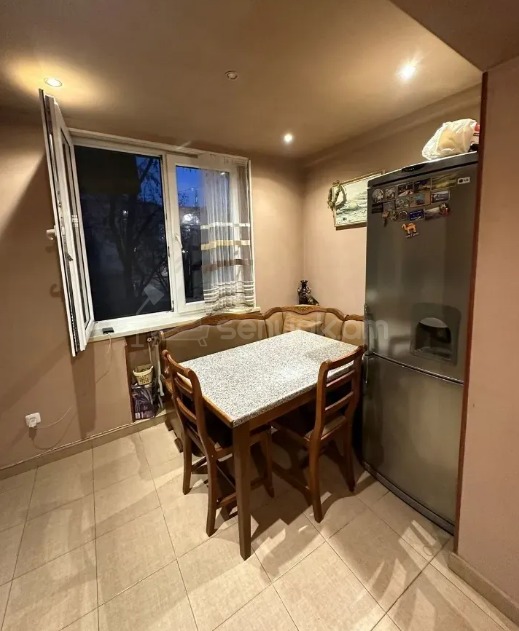 3 Սենյականոց Բնակարան Քարե Շենքում, 72քմ, 4/5 հարկ, Կապիտալ Վերանորոգված