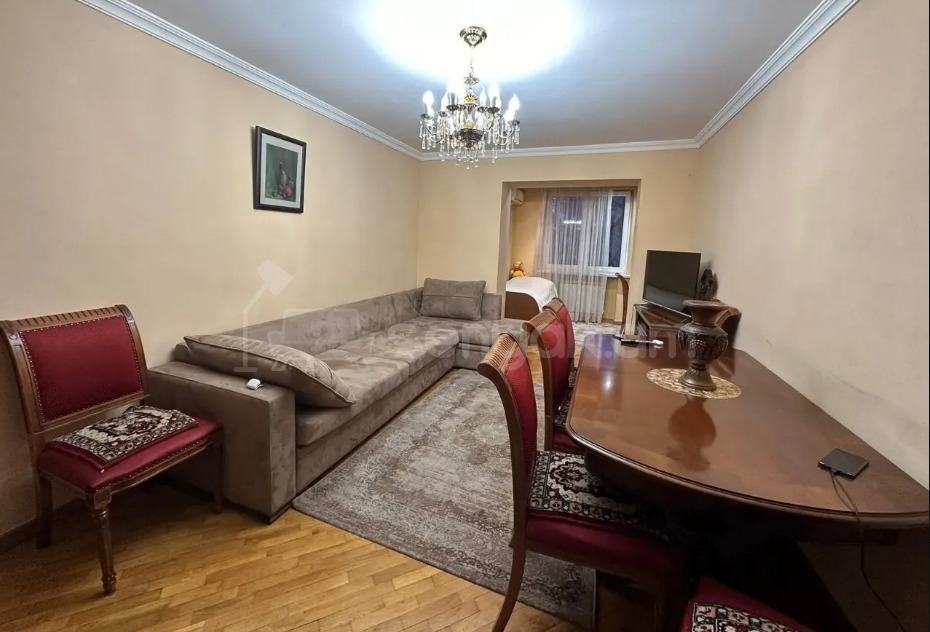 3 Սենյականոց Բնակարան Քարե Շենքում, 72քմ, 4/5 հարկ, Կապիտալ Վերանորոգված