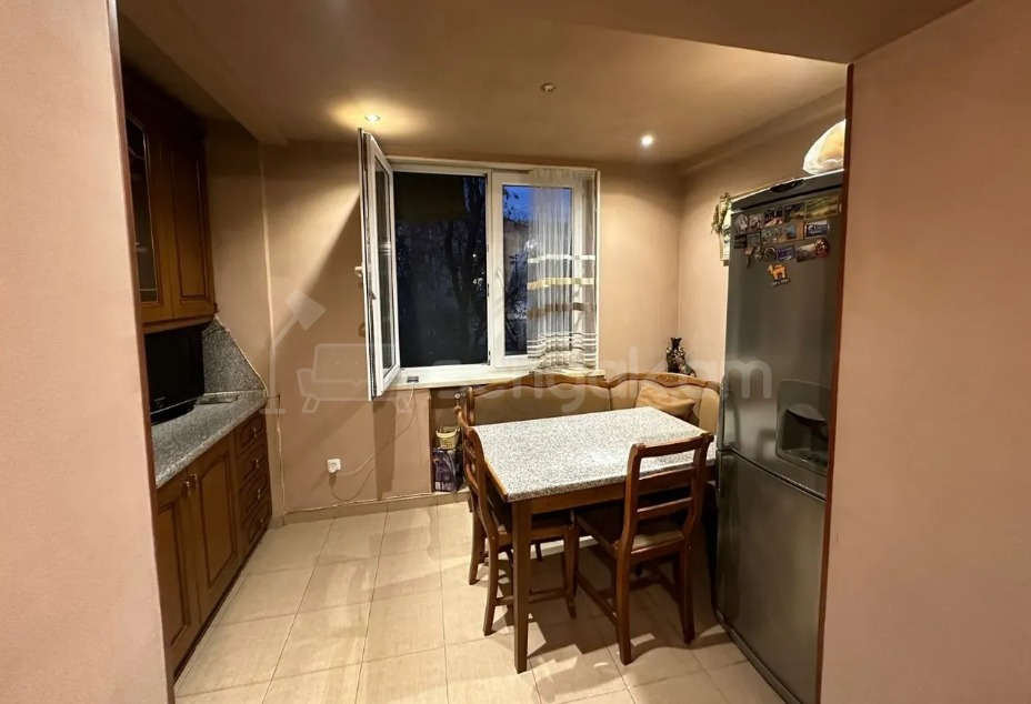 3 Սենյականոց Բնակարան Քարե Շենքում, 72քմ, 4/5 հարկ, Կապիտալ Վերանորոգված