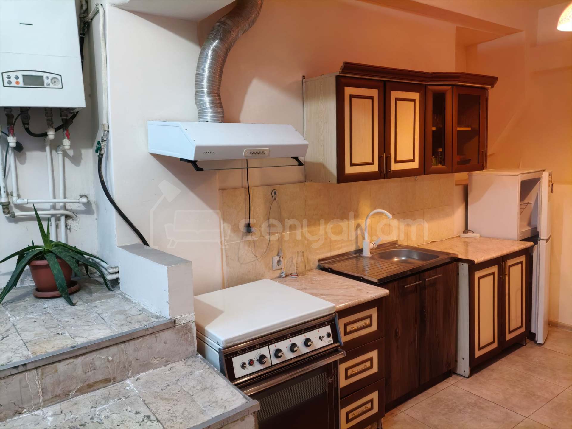 4 Սենյականոց Բնակարան Քարե Շենքում, 106քմ, 1/4 հարկ, Նորմալ Վիճակում, Մասամբ Կահավորված