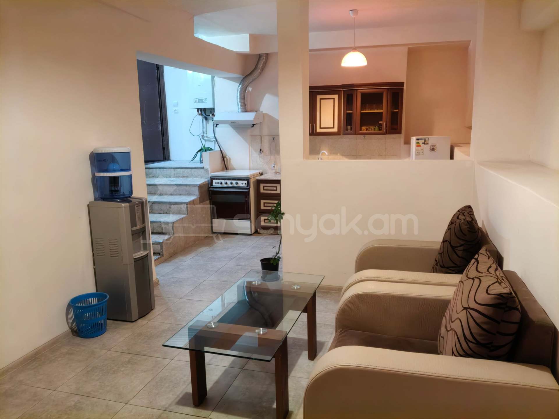 4 Սենյականոց Բնակարան Քարե Շենքում, 106քմ, 1/4 հարկ, Նորմալ Վիճակում, Մասամբ Կահավորված