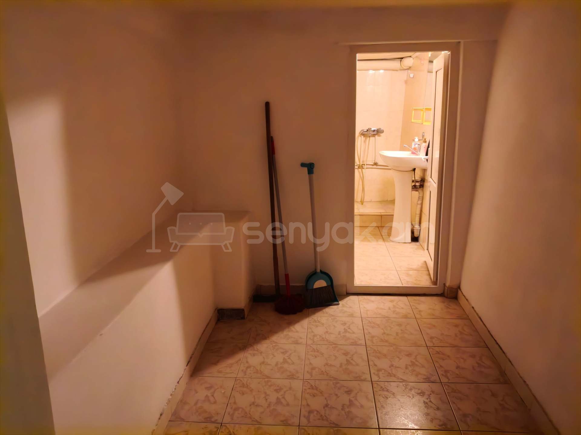 4 Սենյականոց Բնակարան Քարե Շենքում, 106քմ, 1/4 հարկ, Նորմալ Վիճակում, Մասամբ Կահավորված