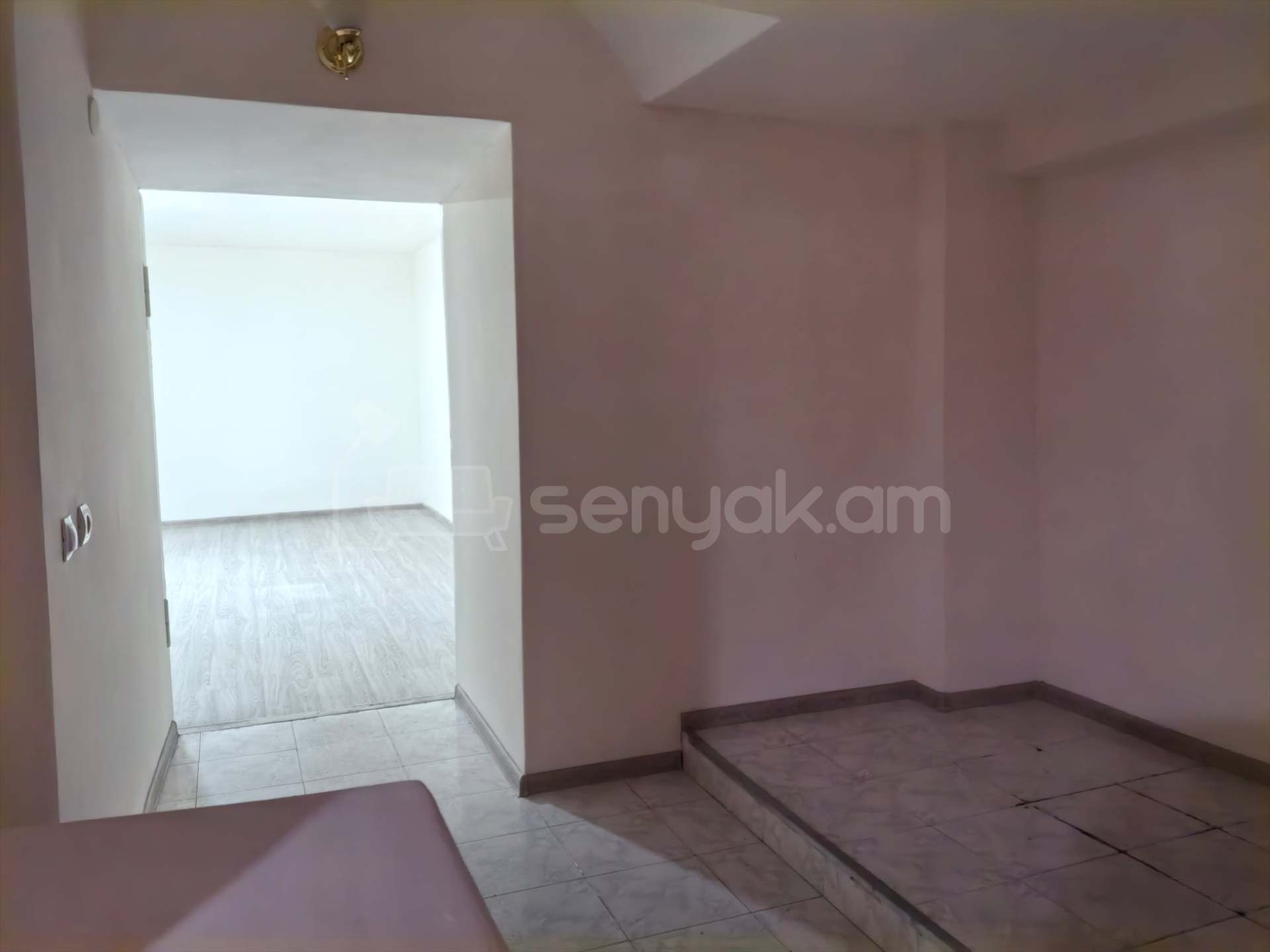 4 Սենյականոց Բնակարան Քարե Շենքում, 106քմ, 1/4 հարկ, Նորմալ Վիճակում, Մասամբ Կահավորված