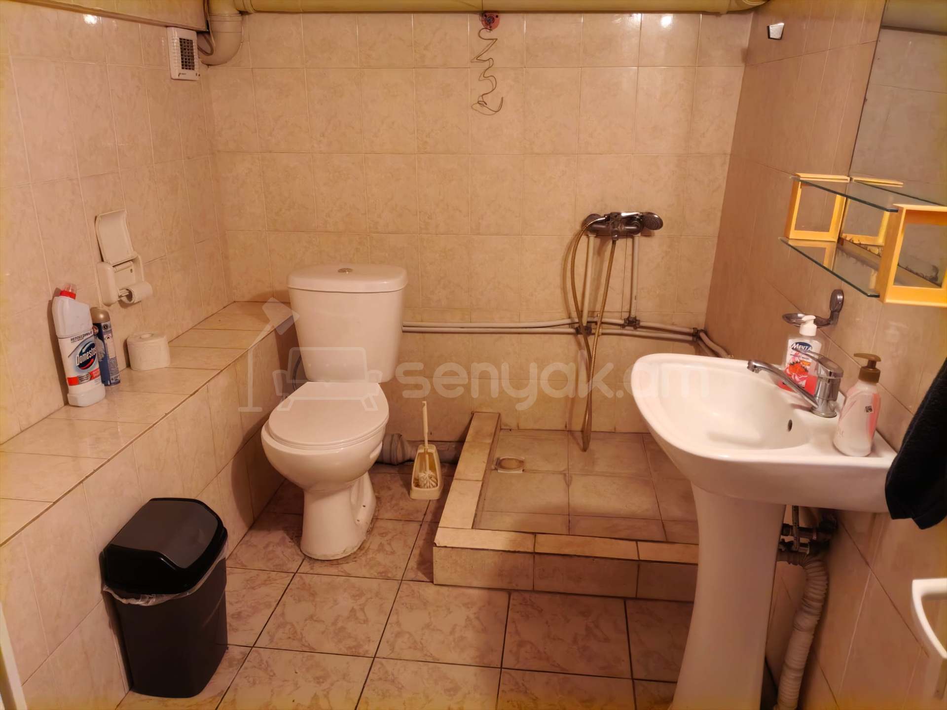 4 Սենյականոց Բնակարան Քարե Շենքում, 106քմ, 1/4 հարկ, Նորմալ Վիճակում, Մասամբ Կահավորված