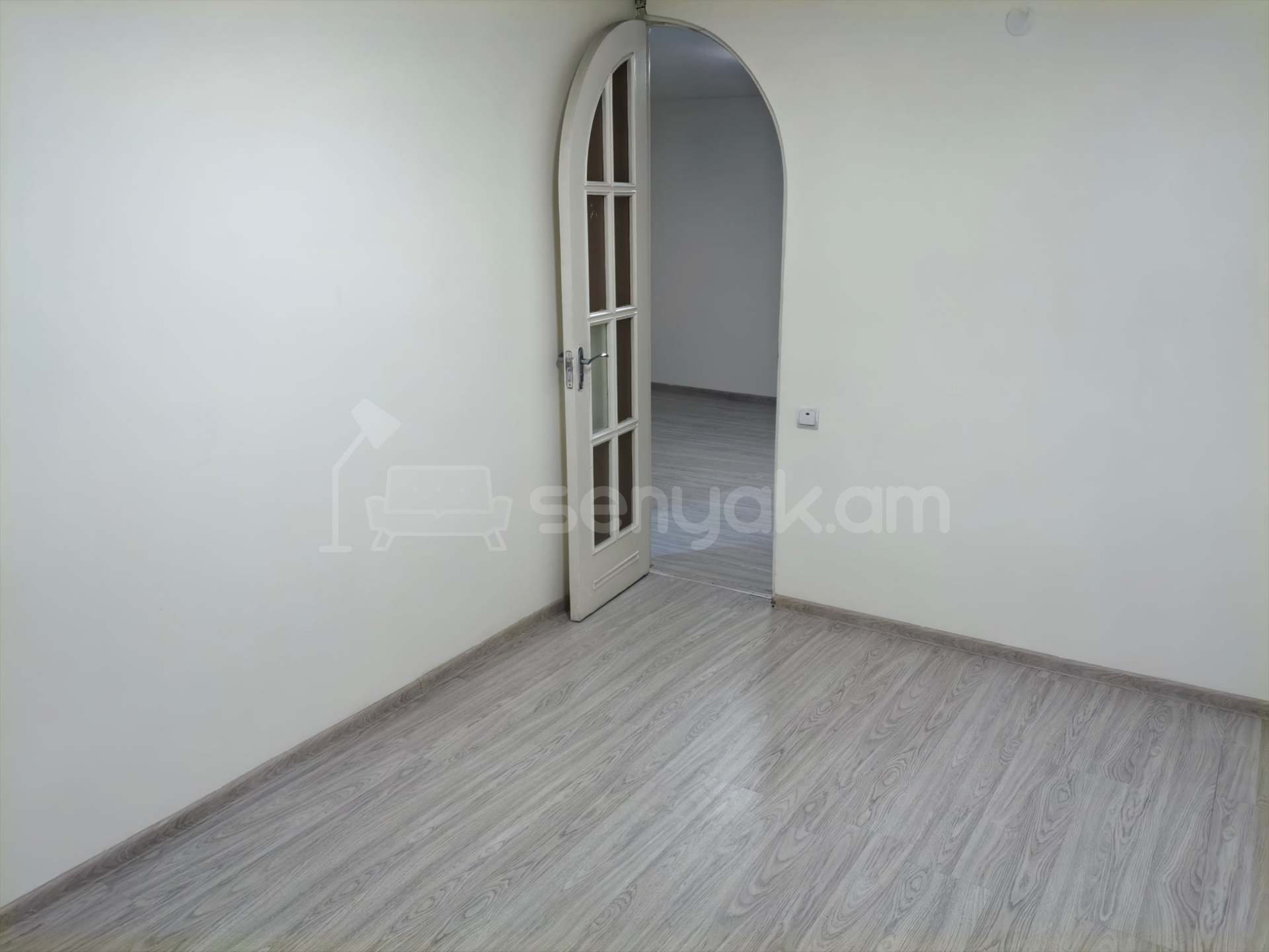 4 Սենյականոց Բնակարան Քարե Շենքում, 106քմ, 1/4 հարկ, Նորմալ Վիճակում, Մասամբ Կահավորված