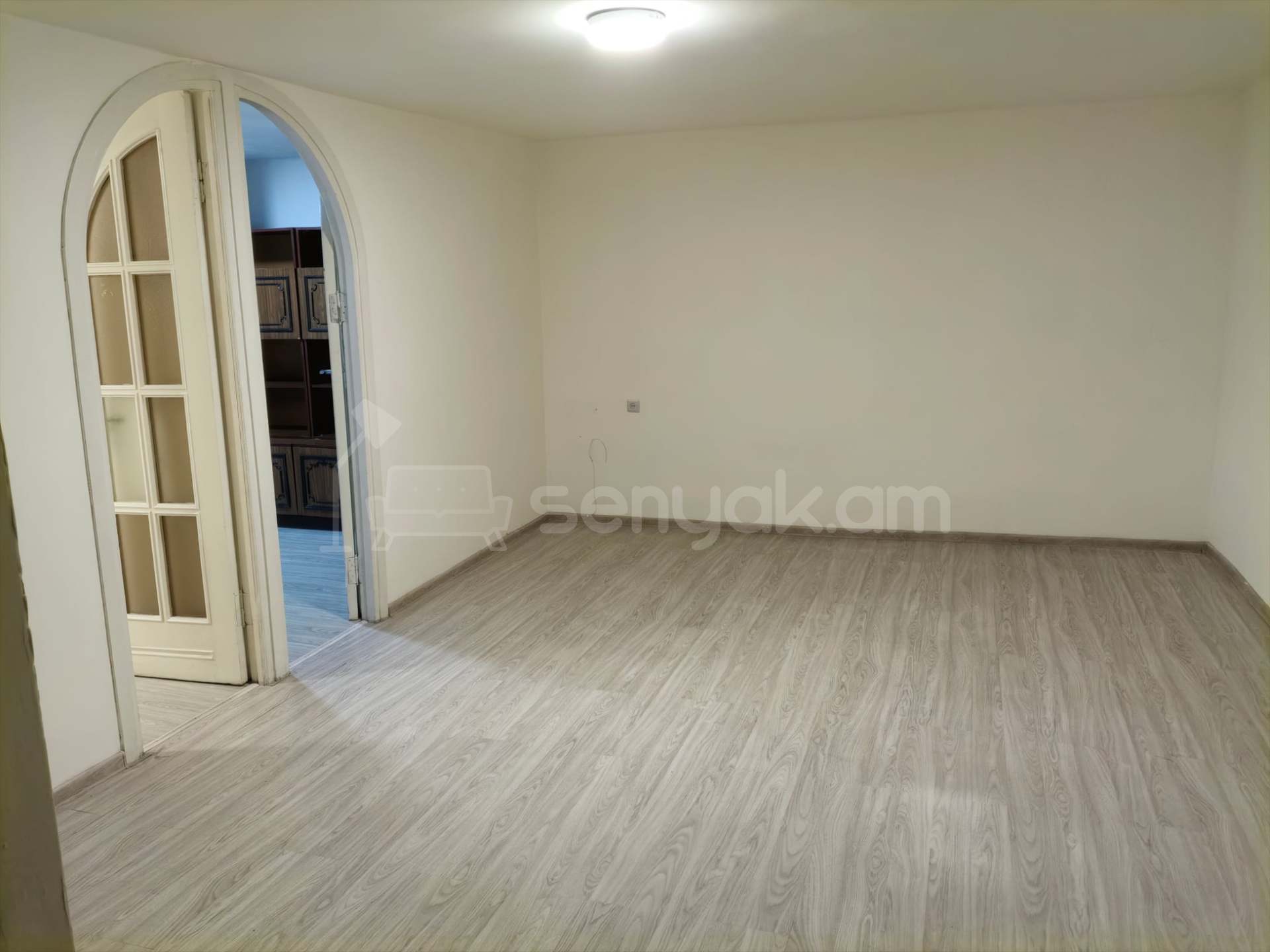 4 Սենյականոց Բնակարան Քարե Շենքում, 106քմ, 1/4 հարկ, Նորմալ Վիճակում, Մասամբ Կահավորված