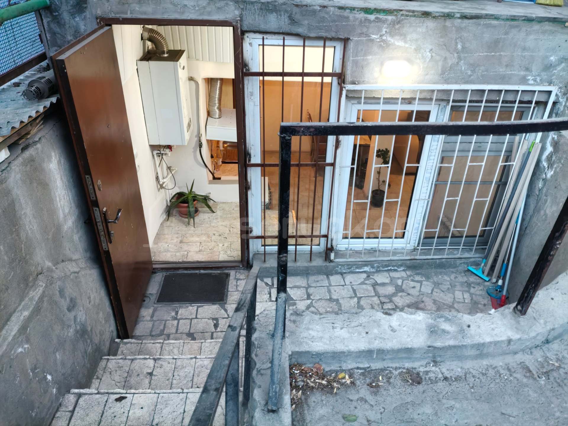 4 Սենյականոց Բնակարան Քարե Շենքում, 106քմ, 1/4 հարկ, Նորմալ Վիճակում, Մասամբ Կահավորված