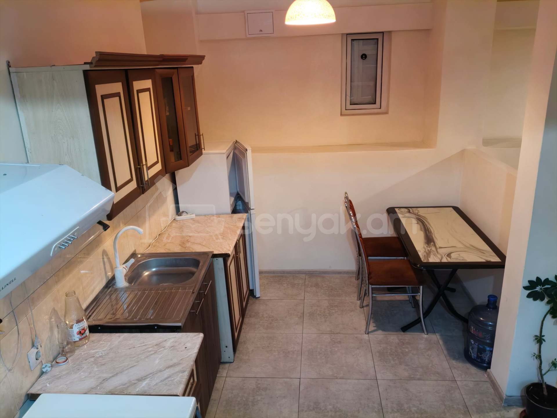 4 Սենյականոց Բնակարան Քարե Շենքում, 106քմ, 1/4 հարկ, Նորմալ Վիճակում, Մասամբ Կահավորված