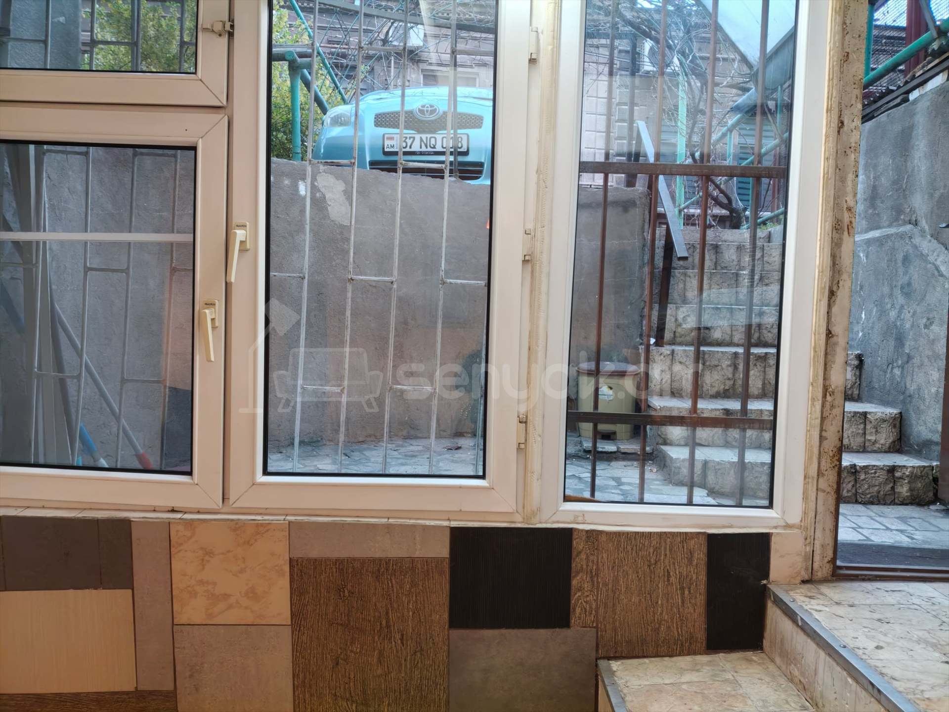 4 Սենյականոց Բնակարան Քարե Շենքում, 106քմ, 1/4 հարկ, Նորմալ Վիճակում, Մասամբ Կահավորված