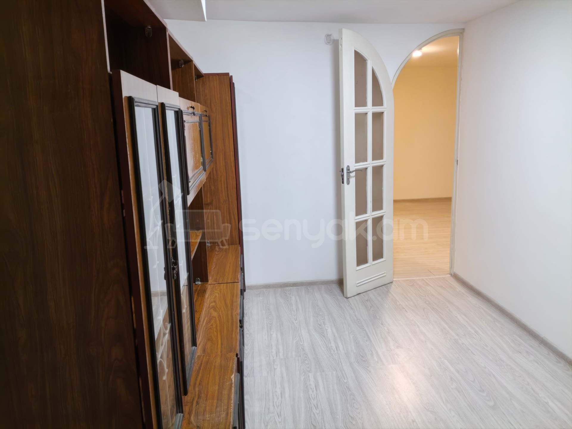 4 Սենյականոց Բնակարան Քարե Շենքում, 106քմ, 1/4 հարկ, Նորմալ Վիճակում, Մասամբ Կահավորված