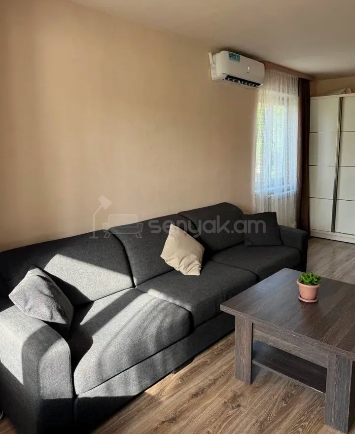 3 Սենյականոց Բնակարան Քարե Շենքում, 51քմ, 5/5 հարկ, Կապիտալ Վերանորոգված