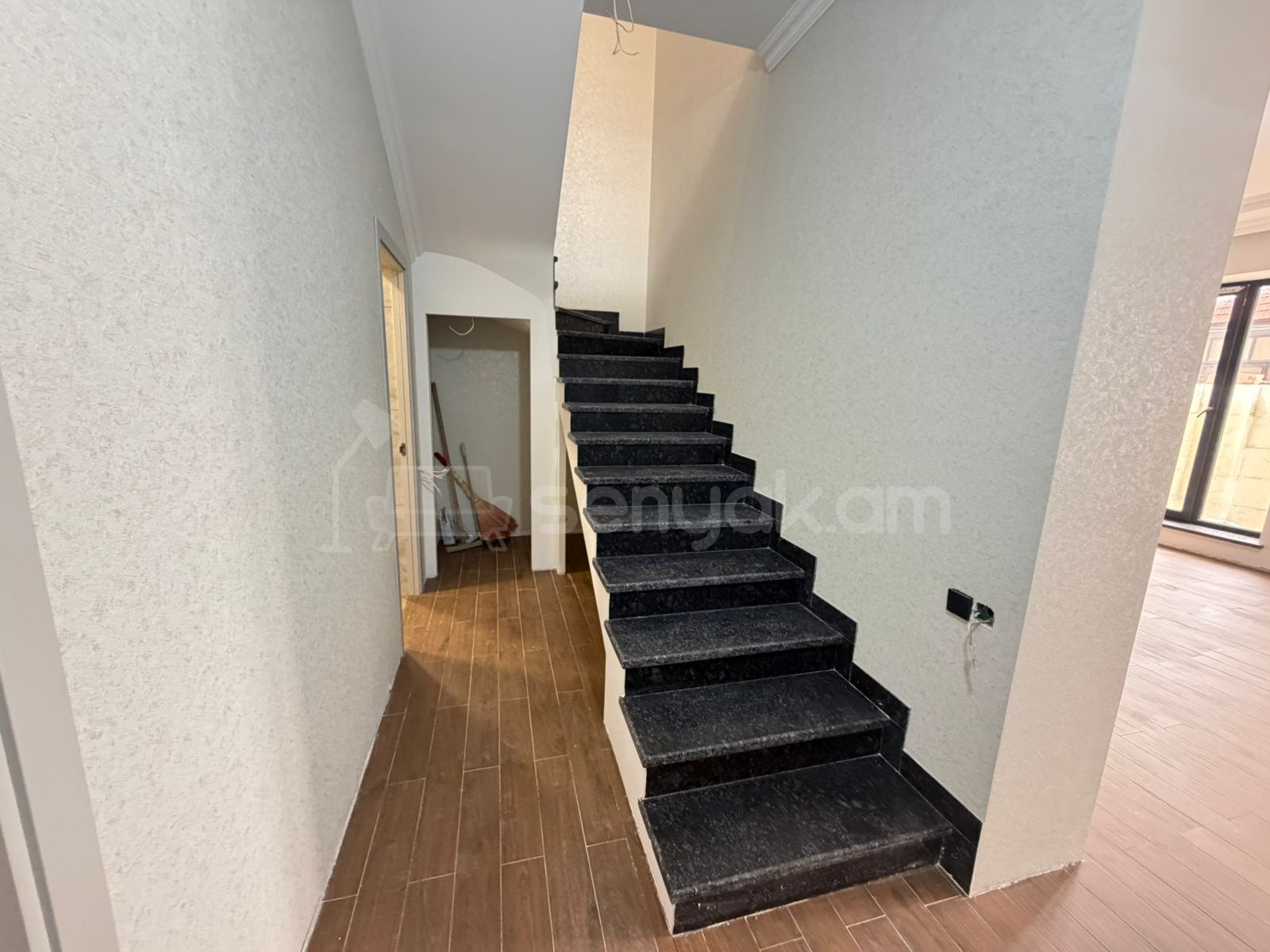 4 Սենյականոց Սեփական Տուն, 110քմ, Դիզայներական Վերանորոգված, Կահավորված, Ավտոտնակով