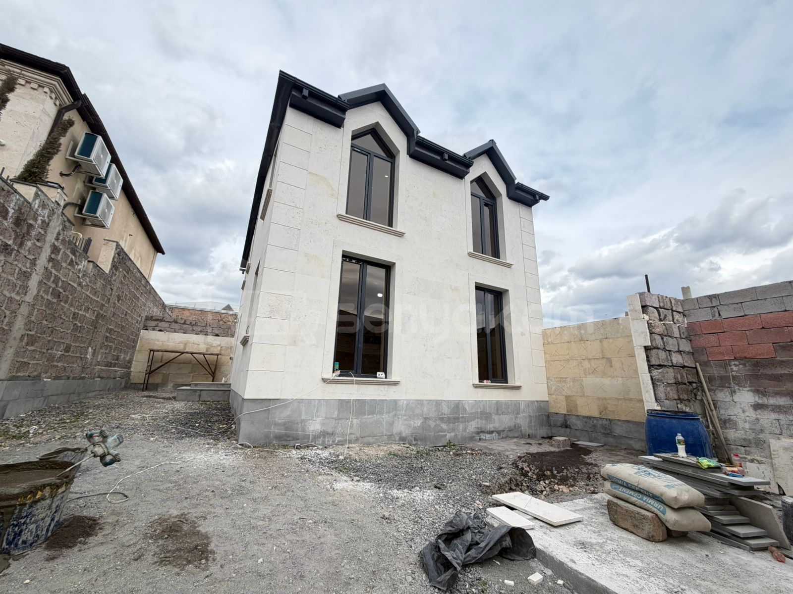 4 Սենյականոց Սեփական Տուն, 110քմ, Դիզայներական Վերանորոգված, Կահավորված, Ավտոտնակով