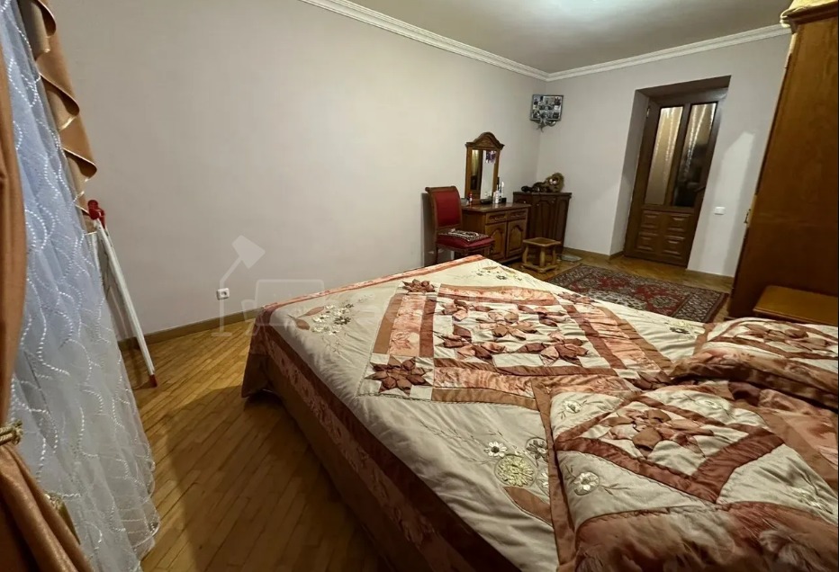 3 Սենյականոց Բնակարան Քարե Շենքում, 72քմ, 4/5 հարկ, Կապիտալ Վերանորոգված