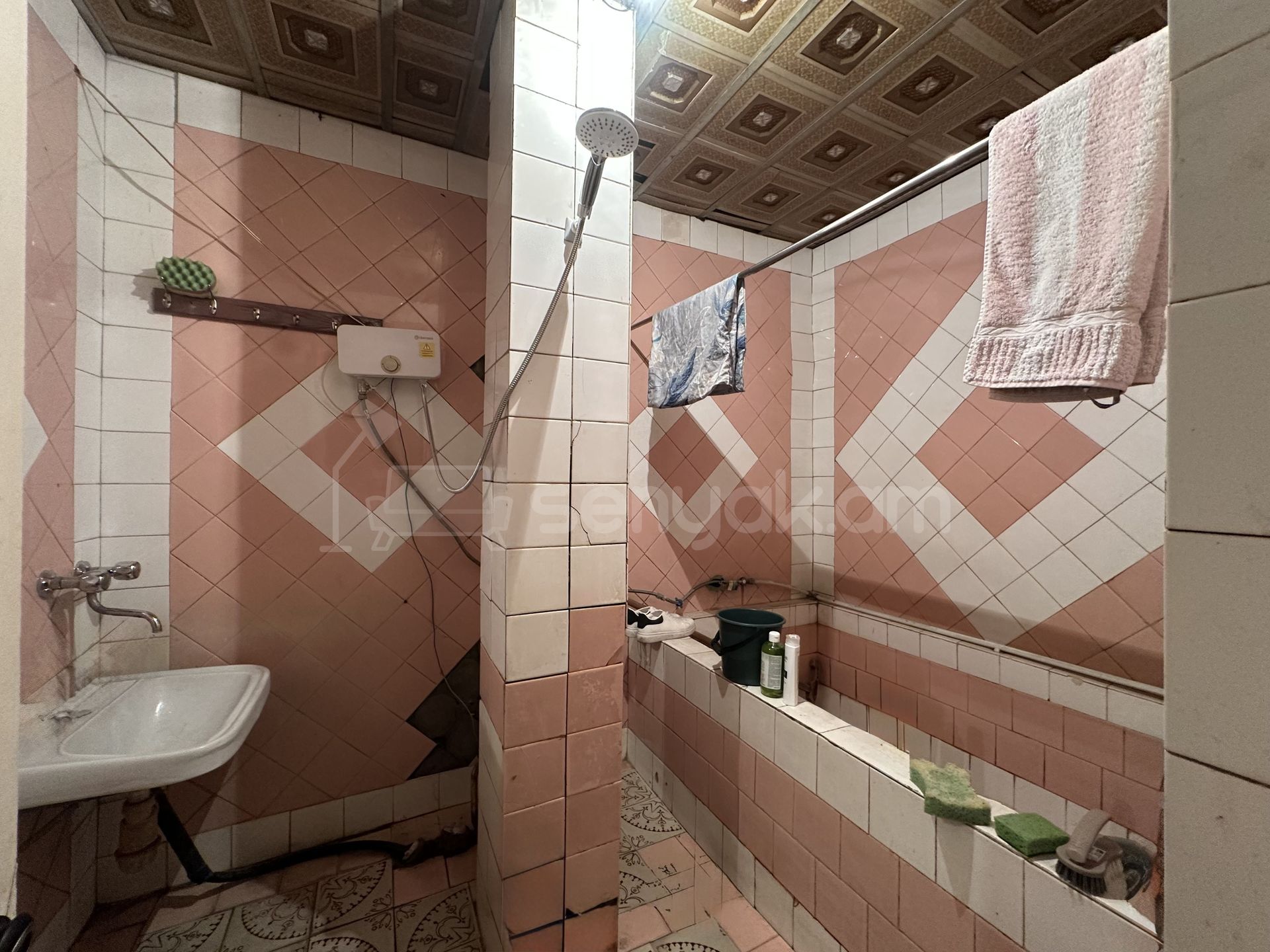 4 Սենյականոց Բնակարան, 95քմ, 1/9 հարկ, Պետական Վիճակում