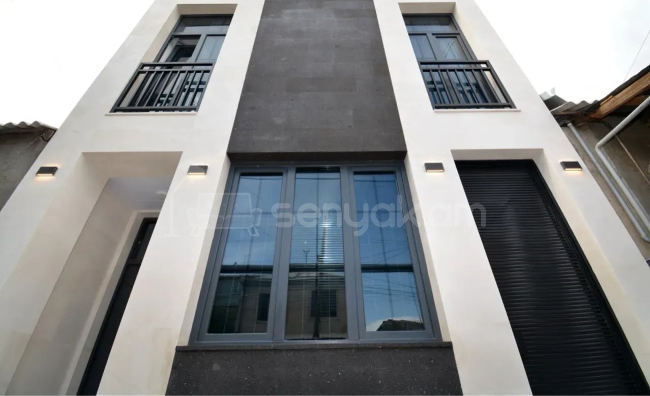 3 Սենյականոց Բնակարան Քարե Շենքում, 70քմ, 1/2 հարկ, Դիզայներական Վերանորոգված, Կահավորված