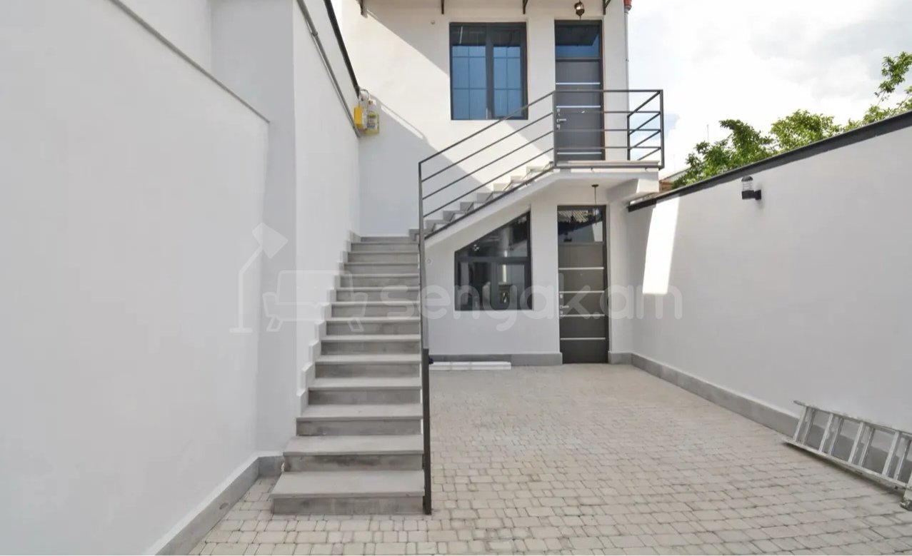 3 Սենյականոց Բնակարան Քարե Շենքում, 70քմ, 1/2 հարկ, Դիզայներական Վերանորոգված, Կահավորված