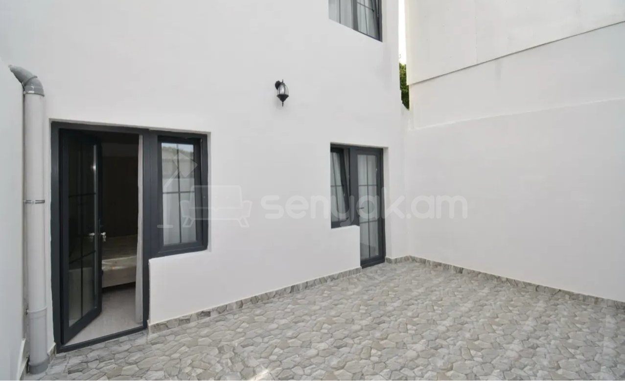 3 Սենյականոց Բնակարան Քարե Շենքում, 70քմ, 1/2 հարկ, Դիզայներական Վերանորոգված, Կահավորված