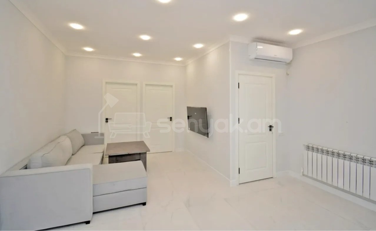 3 Սենյականոց Բնակարան Քարե Շենքում, 70քմ, 1/2 հարկ, Դիզայներական Վերանորոգված, Կահավորված