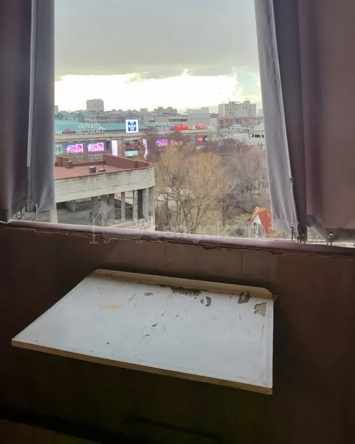 3 Սենյականոց Բնակարան Քարե Շենքում, 77քմ, 5/5 հարկ, Կոսմետիկ Վերանորոգված