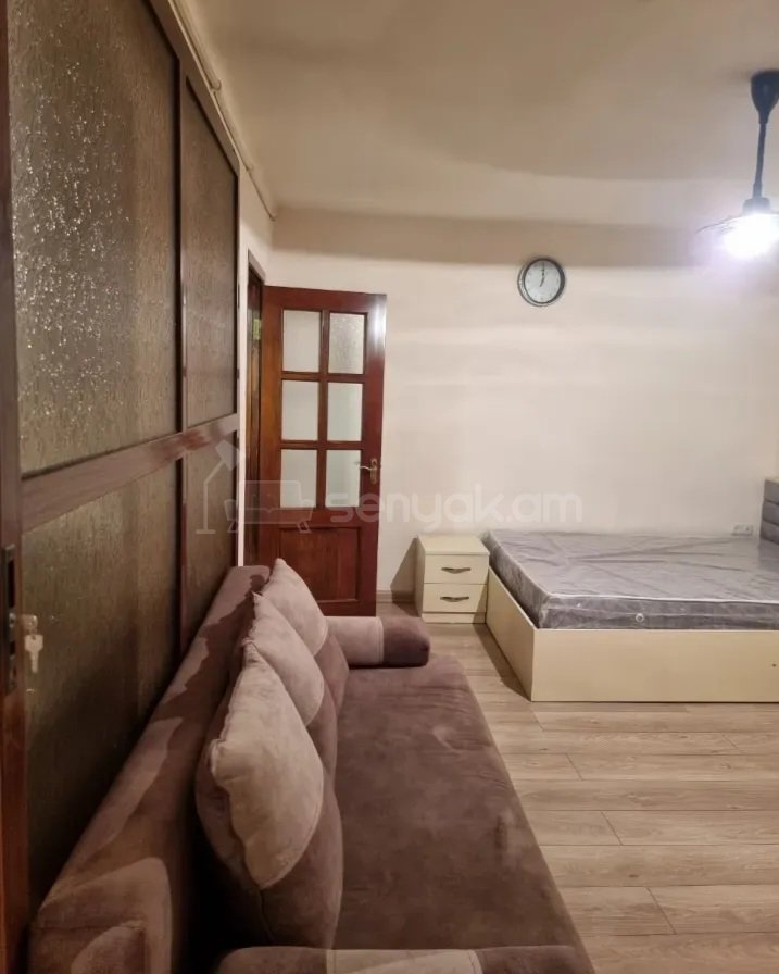 1 Սենյականոց Բնակարան Քարե Շենքում, 40քմ, 5/5 հարկ, Դիզայներական Վերանորոգված, Կահավորված