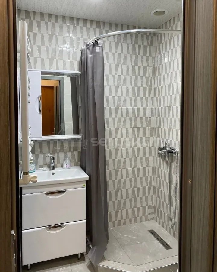 1 Սենյականոց Բնակարան Քարե Շենքում, 38քմ, 5/5 հարկ, Կապիտալ Վերանորոգված, Կահավորված