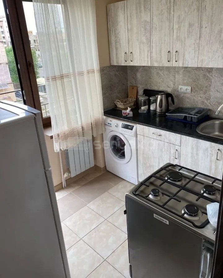 1 Սենյականոց Բնակարան Քարե Շենքում, 38քմ, 5/5 հարկ, Կապիտալ Վերանորոգված, Կահավորված