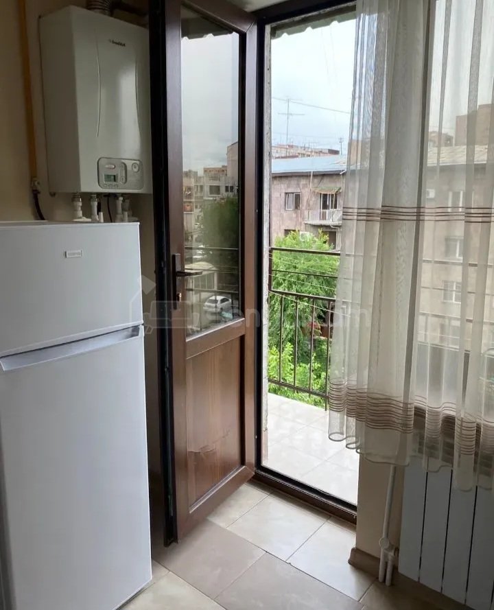 1 Սենյականոց Բնակարան Քարե Շենքում, 38քմ, 5/5 հարկ, Կապիտալ Վերանորոգված, Կահավորված