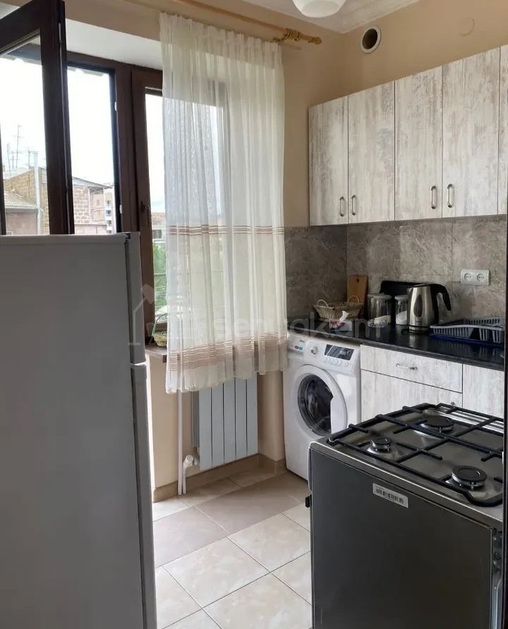 1 Սենյականոց Բնակարան Քարե Շենքում, 38քմ, 5/5 հարկ, Կապիտալ Վերանորոգված, Կահավորված