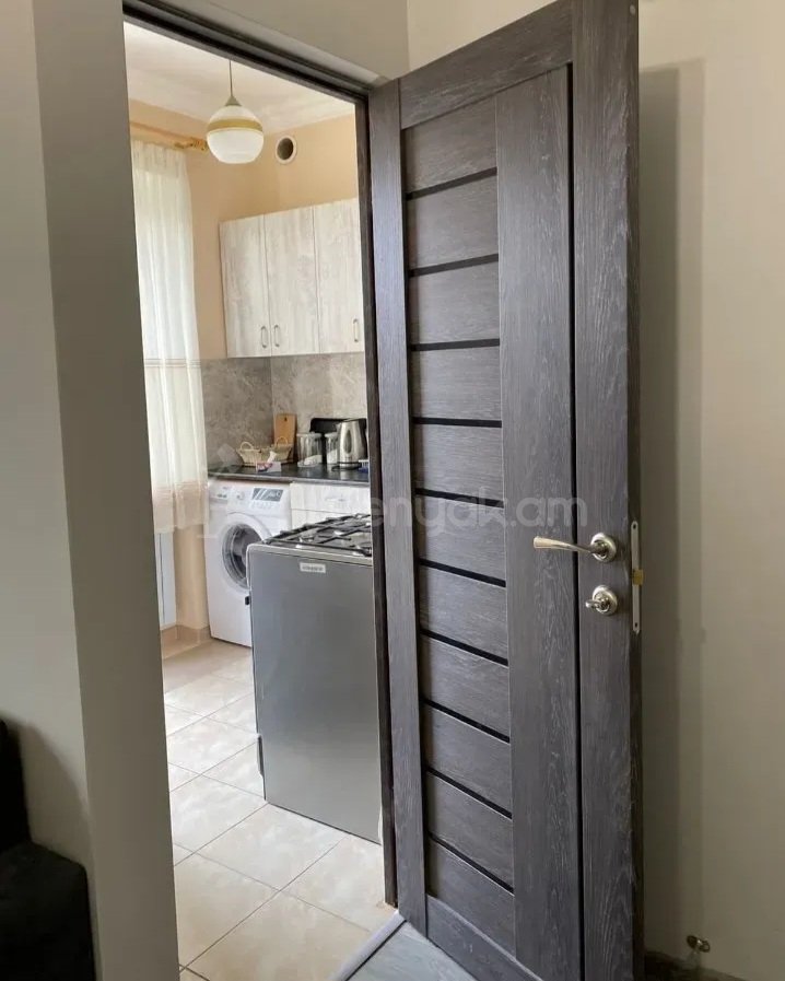 1 Սենյականոց Բնակարան Քարե Շենքում, 38քմ, 5/5 հարկ, Կապիտալ Վերանորոգված, Կահավորված