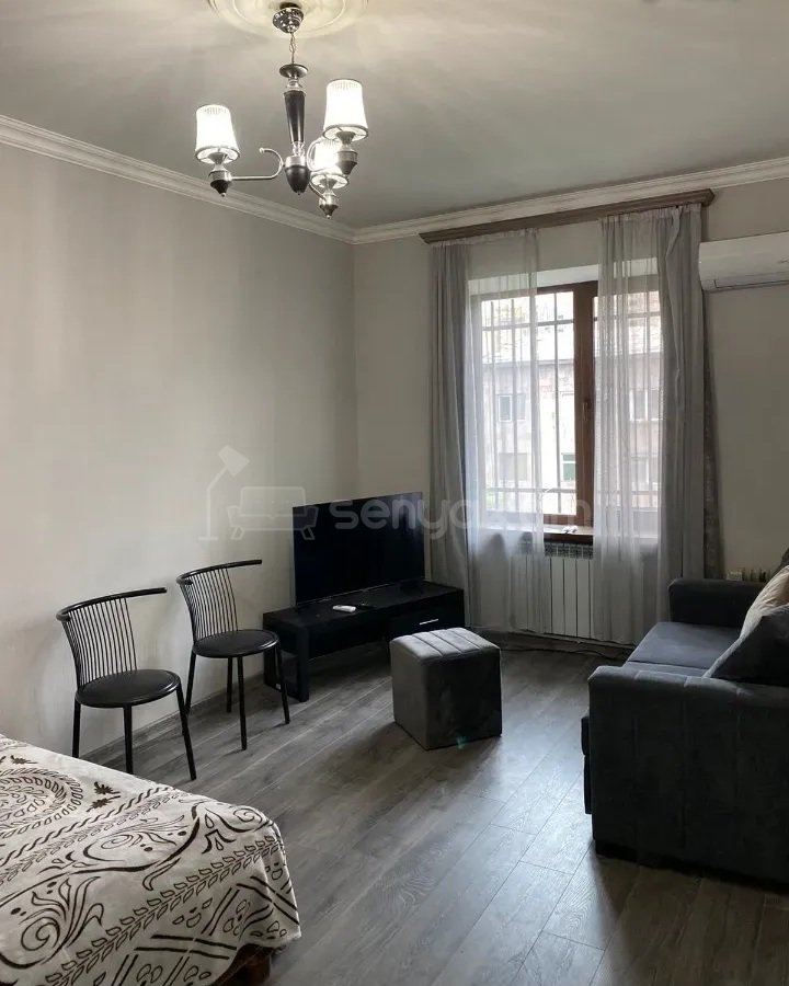 1 Սենյականոց Բնակարան Քարե Շենքում, 38քմ, 5/5 հարկ, Կապիտալ Վերանորոգված, Կահավորված