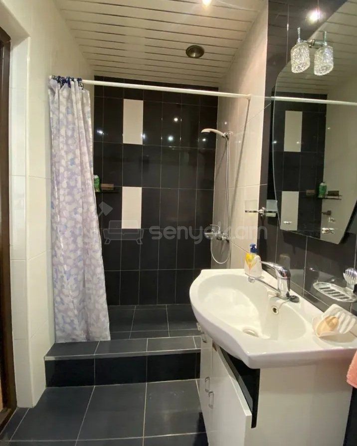 2 Սենյականոց Բնակարան Քարե Շենքում, 40քմ, 5/5 հարկ, Դիզայներական Վերանորոգված, Կահավորված