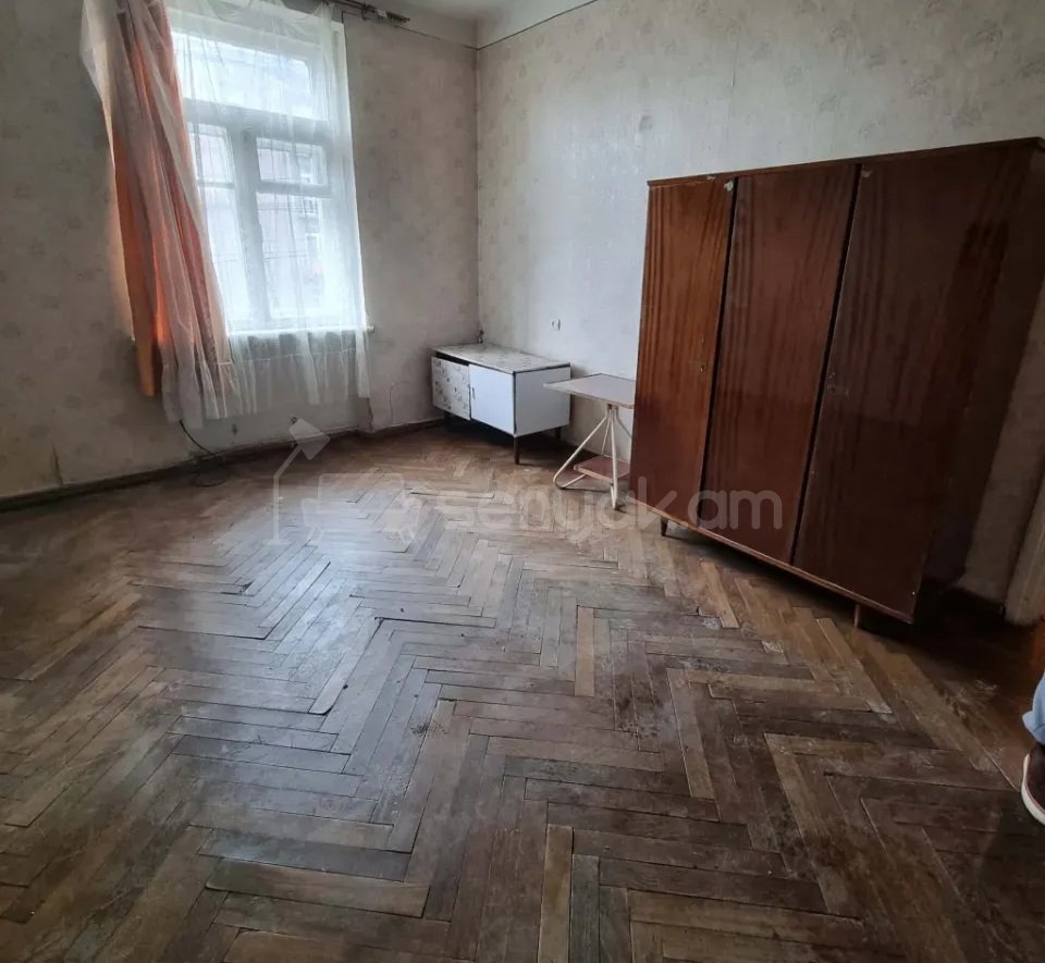 1 Սենյականոց Բնակարան Քարե Շենքում, 36քմ, 2/5 հարկ, Պետական Վիճակում, Մասամբ Կահավորված