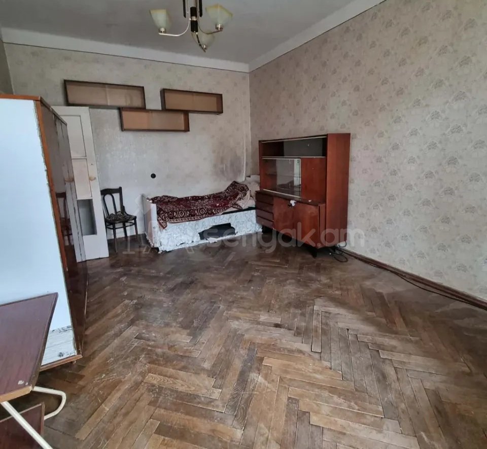 1 Սենյականոց Բնակարան Քարե Շենքում, 36քմ, 2/5 հարկ, Պետական Վիճակում, Մասամբ Կահավորված