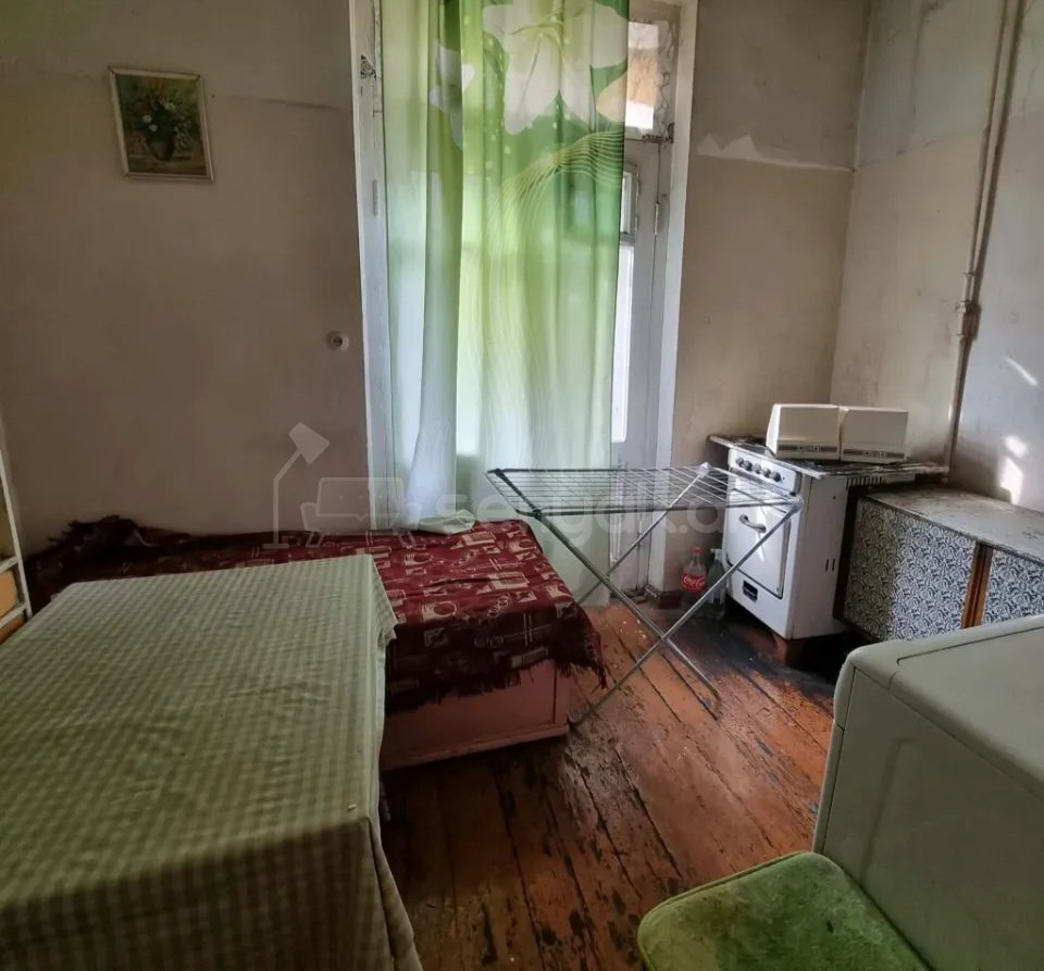 1 Սենյականոց Բնակարան Քարե Շենքում, 36քմ, 2/5 հարկ, Պետական Վիճակում, Մասամբ Կահավորված