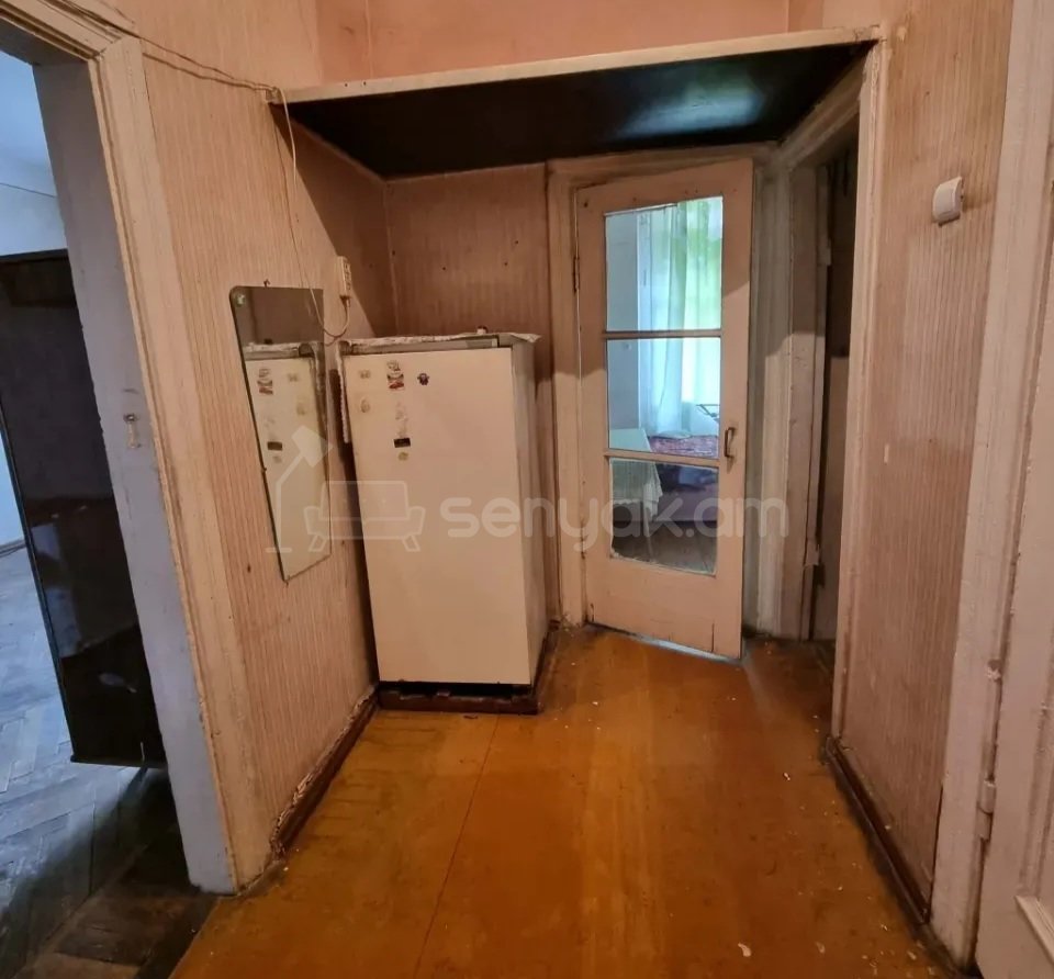 1 Սենյականոց Բնակարան Քարե Շենքում, 36քմ, 2/5 հարկ, Պետական Վիճակում, Մասամբ Կահավորված