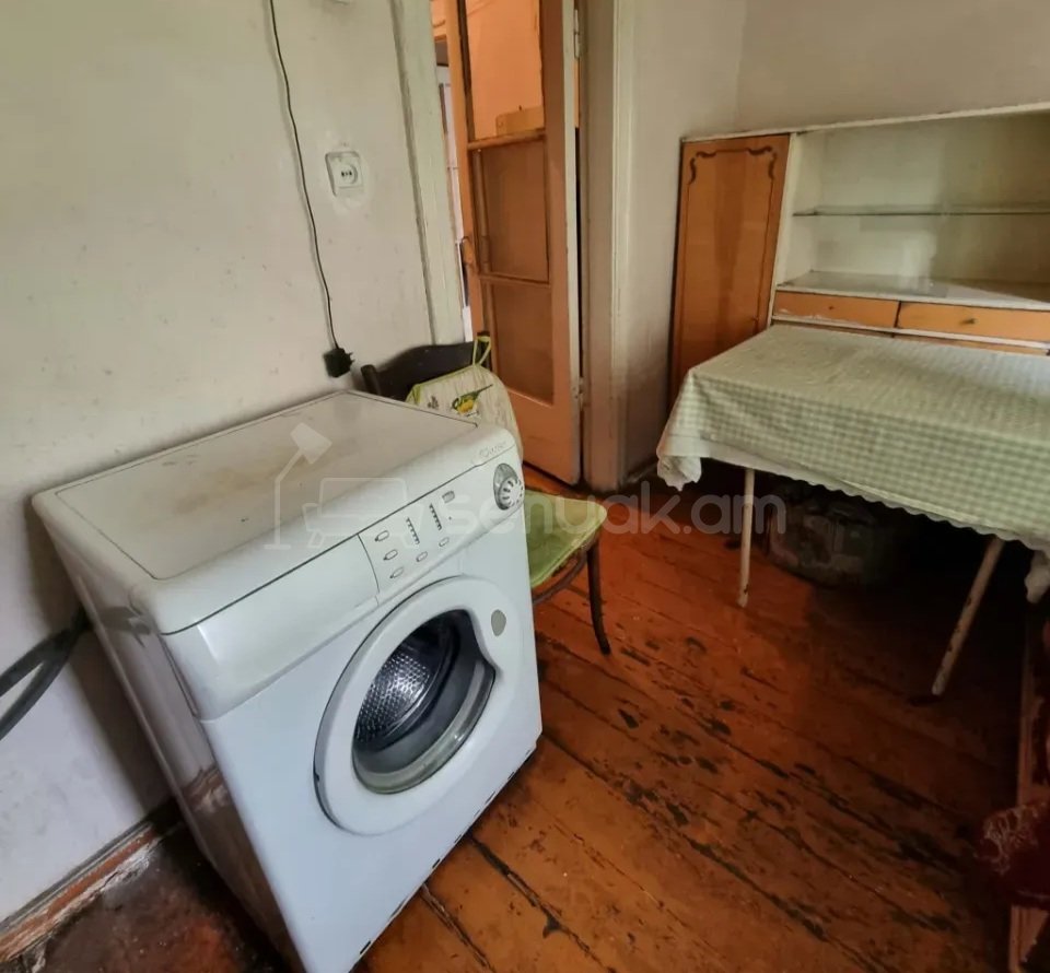 1 Սենյականոց Բնակարան Քարե Շենքում, 36քմ, 2/5 հարկ, Պետական Վիճակում, Մասամբ Կահավորված