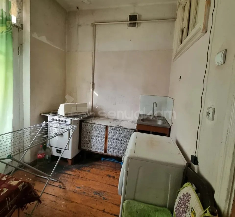 1 Սենյականոց Բնակարան Քարե Շենքում, 36քմ, 2/5 հարկ, Պետական Վիճակում, Մասամբ Կահավորված