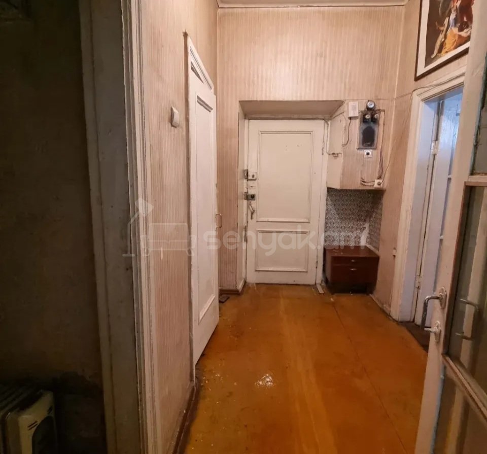 1 Սենյականոց Բնակարան Քարե Շենքում, 36քմ, 2/5 հարկ, Պետական Վիճակում, Մասամբ Կահավորված