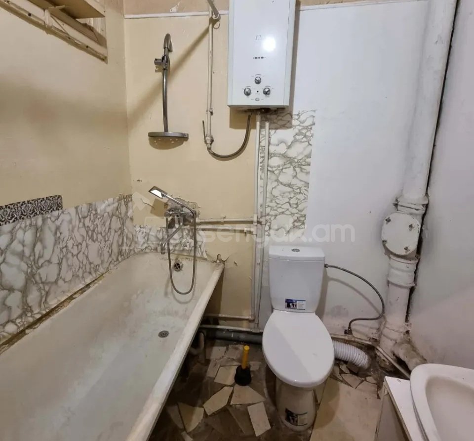 1 Սենյականոց Բնակարան Քարե Շենքում, 36քմ, 2/5 հարկ, Պետական Վիճակում, Մասամբ Կահավորված