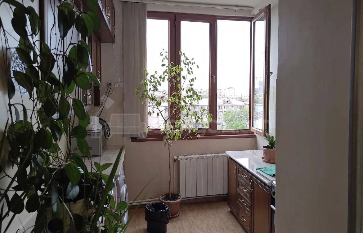 4 Սենյականոց Բնակարան Քարե Շենքում, 98քմ, 5/5 հարկ, Պետական Վիճակում